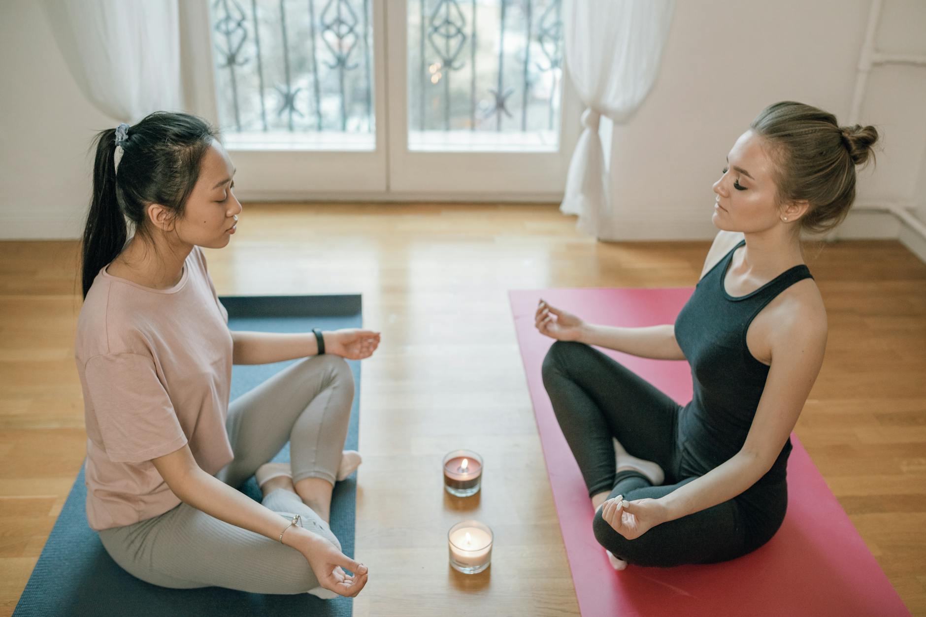 Začiatočníci pri meditácii a joge v pokojnom prostredí